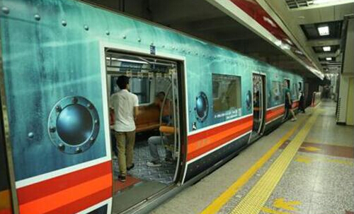 明星、場(chǎng)景、洗腦文案：不見硝煙的地鐵廣告大戰(zhàn)