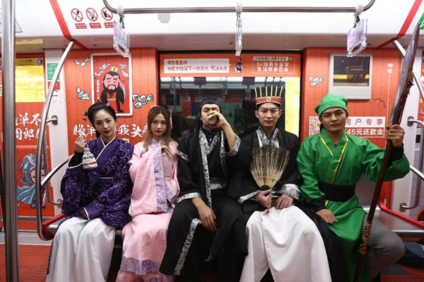 見過那么多地鐵廣告后，年底又出了一個刷屏級的地鐵廣告