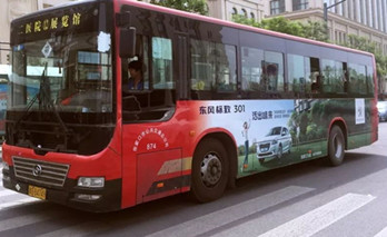 公交廣告，因?yàn)橐苿?dòng)，所以備受矚目!