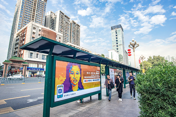 脈脈候車亭廣告：只說了一句話，就讓職場人動心