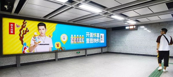 拒絕從眾，自成一派，一起來地鐵找吳亦凡吧!