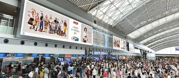 湯臣倍健一夜覆蓋多個(gè)機(jī)場廣告