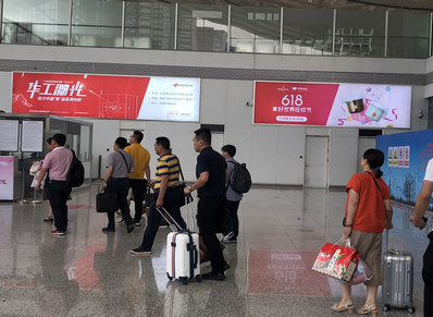 深圳北高鐵站西側出站口燈箱廣告
