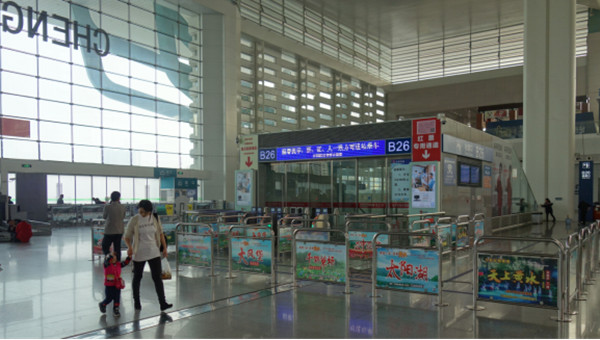 成都東站引導(dǎo)護欄廣告 成都東站引導(dǎo)護欄廣告