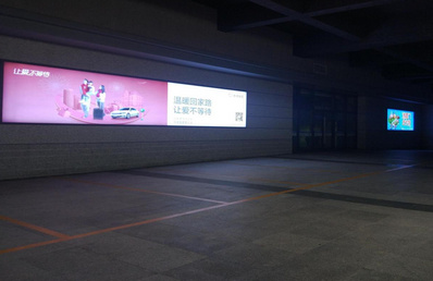 出站北面廣場(chǎng)東西側(cè)墻面燈箱廣告
