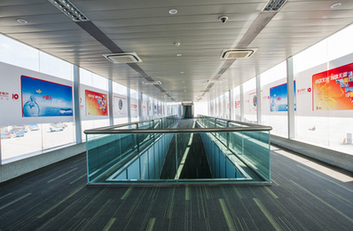 杭州機場廊橋區(qū)貼膜廣告