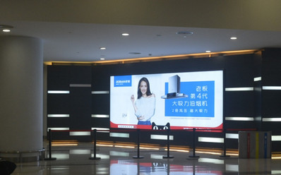 ?？跈C(jī)場國內(nèi)到達(dá)通往迎客廳墻面燈箱廣告