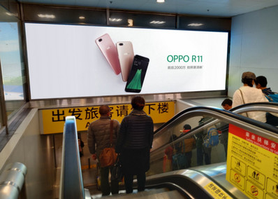 成都機(jī)場(chǎng)T1航站樓國內(nèi)到達(dá)連廊燈箱廣告