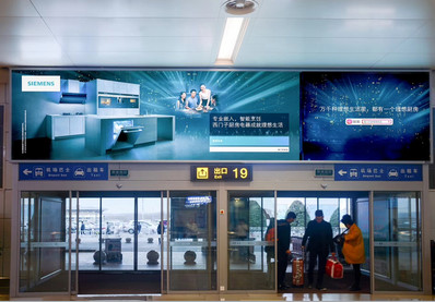 長春機(jī)場T1航站樓一層迎客廳出口門上方墻面燈箱廣告