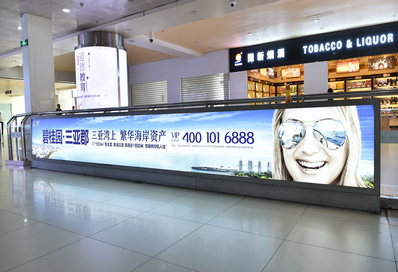 三亞機(jī)場(chǎng)T1一層迎客廳，正對(duì)行李廳B出口燈箱廣告