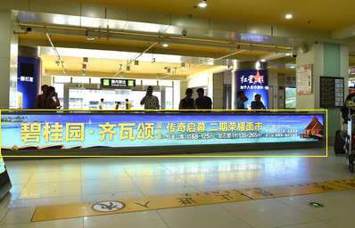 三亞機(jī)場(chǎng)T1一層迎客廳，正對(duì)行李廳C出口燈箱廣告