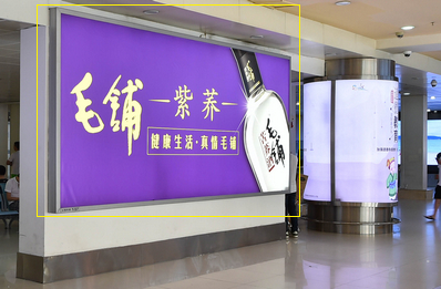 三亞機(jī)場(chǎng)T1一層迎客廳，行李廳B出口附近雙面燈箱廣告