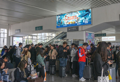 唐家灣站候車大廳、檢票口與到達口之間圖騰柱燈箱廣告
