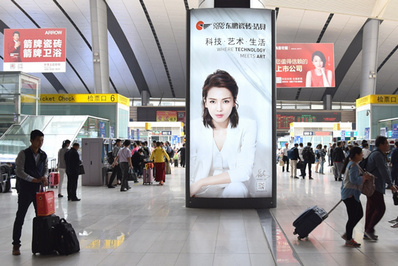北京南站二層候車(chē)大廳圖騰燈箱廣告