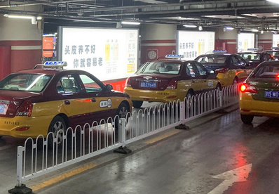 北京南站一層出租車(chē)等候區(qū)通道燈箱廣告