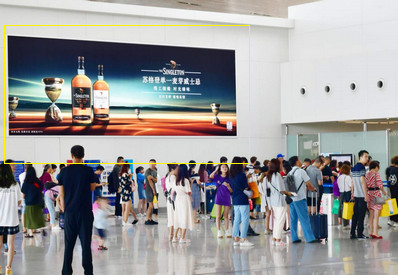 廈門機(jī)場F2二層辦票出發(fā)安檢口側(cè)墻燈箱廣告