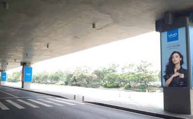 廈門機(jī)場F1一層到達(dá)外廊車道包柱燈箱廣告