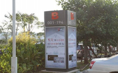 廈門機(jī)場F1一層停車場立式燈箱廣告