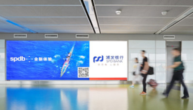 鄭州機(jī)場(chǎng)二層國內(nèi)國際到達(dá)通廊墻面燈箱套裝廣告