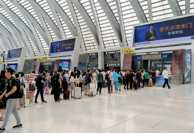 天津西站檢票口正面壁掛數(shù)字燈箱廣告 天津西站檢票口正面壁掛數(shù)字燈箱廣告