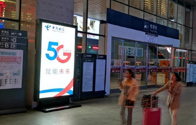 ?？跂|站站前廣場(chǎng)正前方燈箱廣告