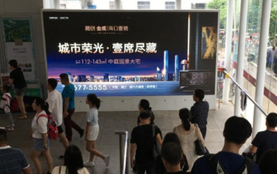 ?？跂|站出站口下樓梯正對(duì)面燈箱廣告