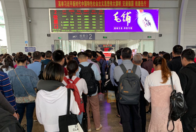 ?？跂|站候車大廳二樓檢票閘機(jī)口LED屏廣告