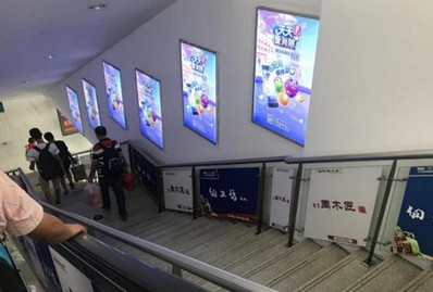 東升站A1、B1電梯通道小燈箱廣告