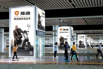 南寧東站站臺(tái)層無(wú)障礙電梯背面燈箱廣告