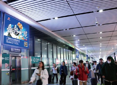 南寧東站出站層西出站通道口無(wú)障礙電梯燈箱廣告