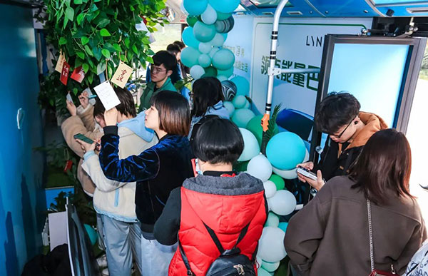 領(lǐng)克公交廣告場景化營銷，打造低碳趣味之旅！