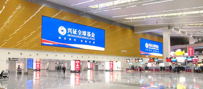 二層國(guó)內(nèi)出發(fā)辦票廳安檢前懸掛LED