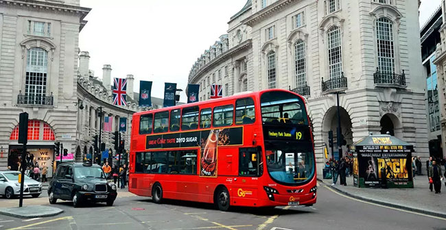 大眾憤怒！英國電視臺(tái)投放低俗公交車廣告