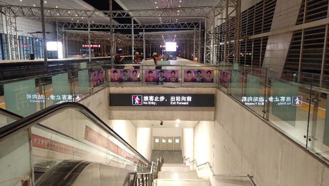 天津南站站臺玻璃貼廣告 天津南站站臺玻璃貼廣告