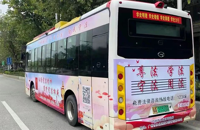 “法治號(hào)公交車”來了，廣州公交車廣告讓法治宣傳“動(dòng)起來”！