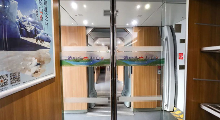 山南高鐵列車玻璃門(mén)貼廣告