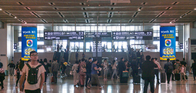 濟南高鐵站東出站口扶梯兩側(cè)雙面包柱燈箱