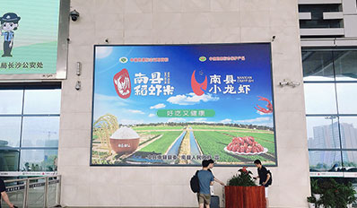 長沙南高鐵站西落客平臺(tái)墻體燈箱廣告