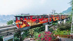 重慶地鐵廣告案例，院線電影重慶地鐵外包車廣告，重慶網(wǎng)紅地鐵廣告效果怎么樣？