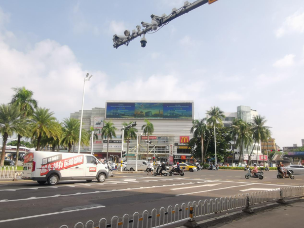 海口LED廣告價格？?？谏倘|方廣場樓頂LED大屏廣告金融案例