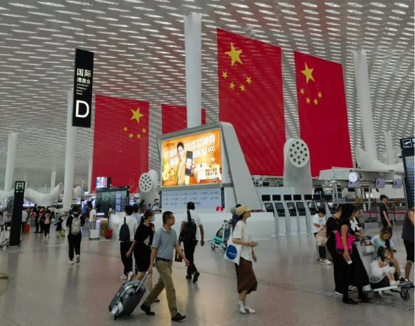 深圳機場出發(fā)值機廣告牌旁的大蓮蓬是干啥用的？深圳機場廣告價格