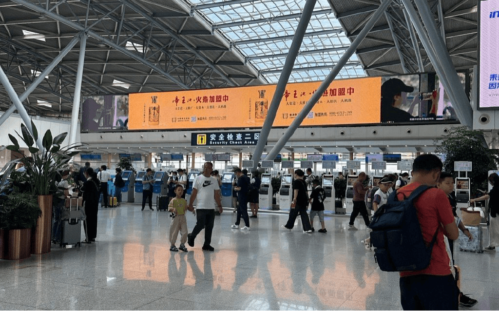 濟(jì)南遙墻機(jī)場(chǎng)最大廣告屏在哪里？濟(jì)南機(jī)場(chǎng)航站樓廣告價(jià)格多少錢？