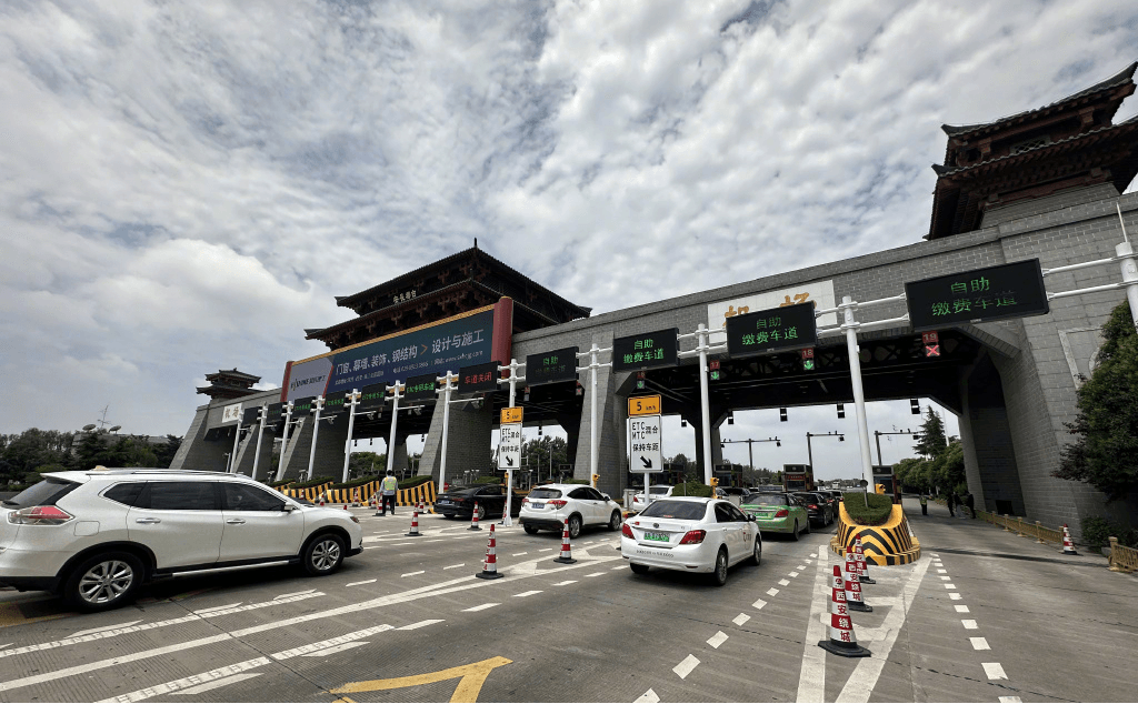 西安高速收費(fèi)站站頂LED大屏廣告價(jià)格？機(jī)場(chǎng)高速灞橋收費(fèi)站廣告牌