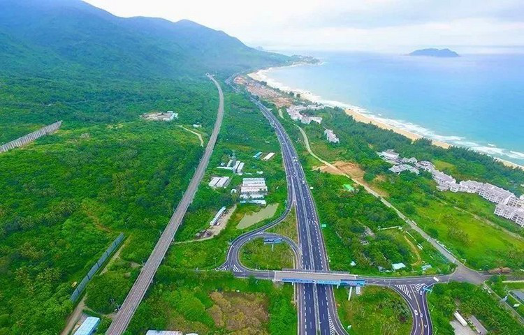 海南?？诟咚贅蝮w廣告價(jià)格？海南東線高速跨線橋大牌廣告位置優(yōu)勢(shì)