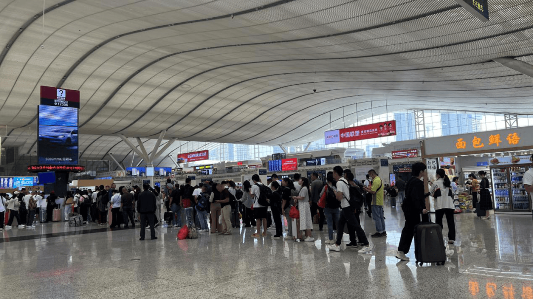 深圳北站LED屏廣告價(jià)格，深圳北高鐵站服務(wù)臺(tái)三角旋轉(zhuǎn)屏廣告報(bào)價(jià)