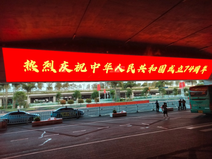 南寧機(jī)場到達(dá)最受歡迎打卡廣告位？南寧機(jī)場LED廣告牌價(jià)格多少錢