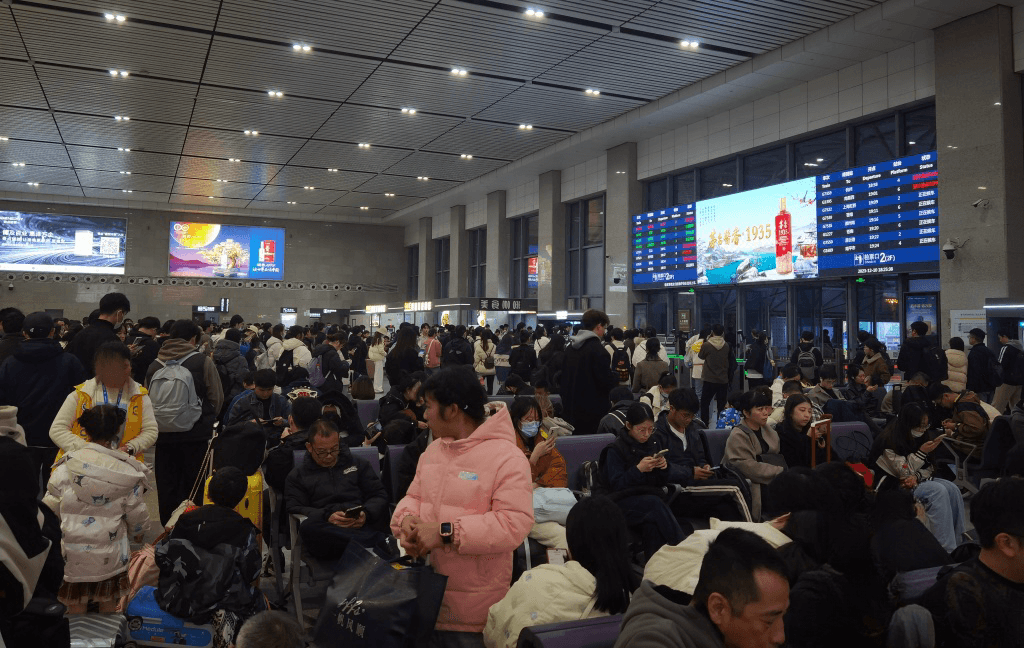 嘉興南站廣告價(jià)格收費(fèi)多少錢？嘉興南高鐵站春運(yùn)出站熱門廣告牌