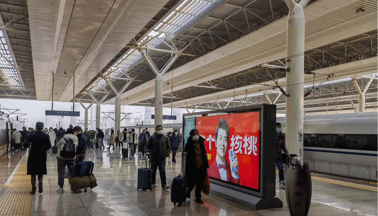 南昌西站廣告價(jià)格收費(fèi)多少錢(qián)？南昌西高鐵站春運(yùn)候車(chē)熱門(mén)廣告牌