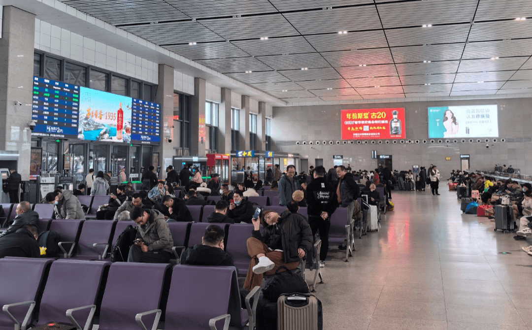 嘉興南高鐵站廣告價格收費多少錢？嘉興南站春運熱門候車廣告牌