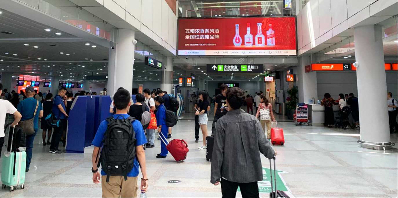 泉州晉江機(jī)場廣告價格收費，泉州機(jī)場春運出發(fā)到達(dá)廣告LED大屏